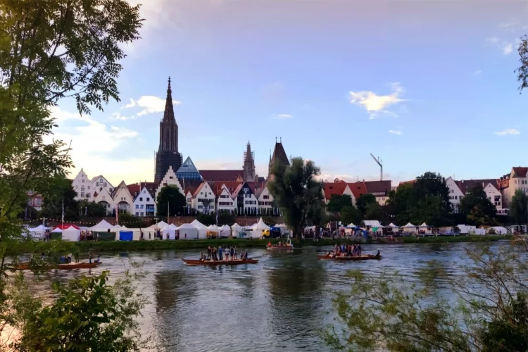 Ulm mit Donau im Vordergrund beim Donaufest in Ulm